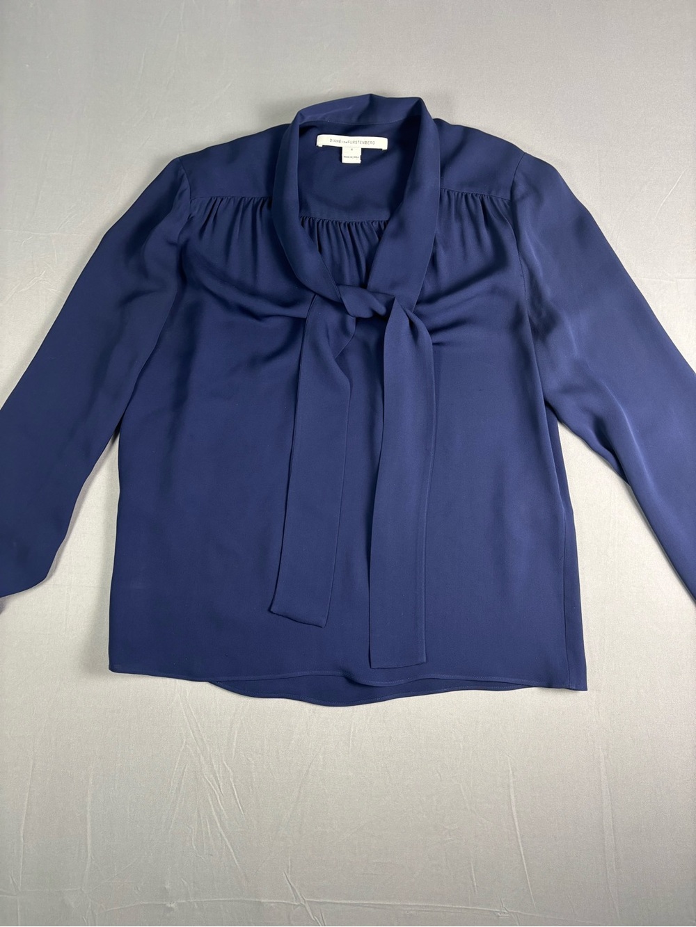 Diane Von Furstenberg 100% Silk Blouse Size 4 Navy Tie-Neck NWOT - Picture 3 of 15